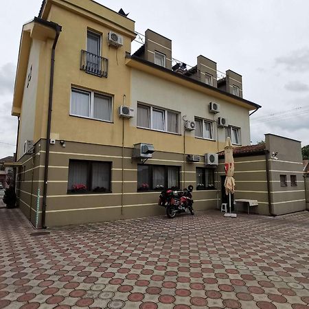 Hotel Vila Sunce Stara Pazova Exteriér fotografie