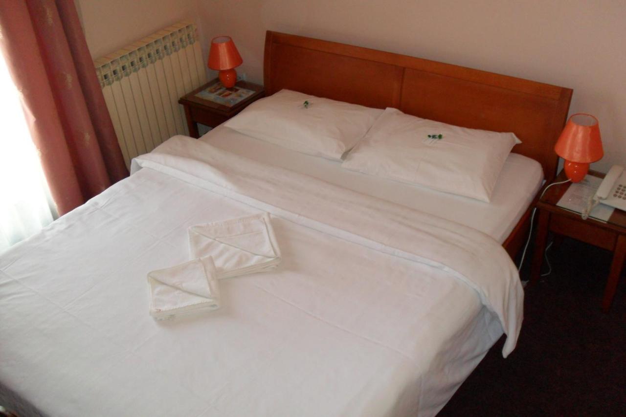 Hotel Vila Sunce Stara Pazova Pokoj fotografie